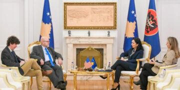 Osmani takohet me ambasadorin amerikan, flasin lidhur me kërkesën për zgjedhje të reja në veri