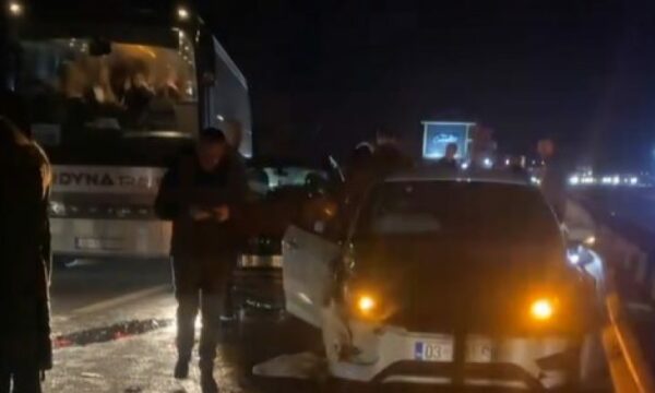 Lëndohen pesë persona në aksidentin mes autobusit dhe tri veturave në Mleqan