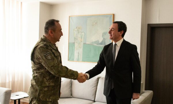 Zhvillimet e fundit të sigurisë – Komandanti i KFOR-it në takim te Kurti, thekson “rëndësinë e koordinimit”