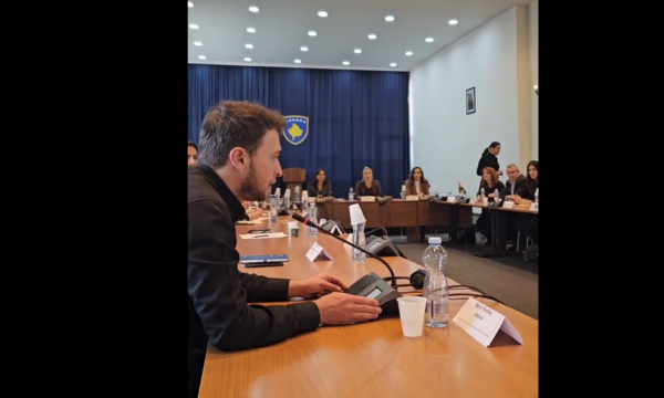 “Homofobet s’kanë vend në Kuvend”, aktivistët ndërpresin mbledhjen e Komisionit që e udhëheq Duda Balje