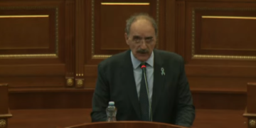Kokaj iu referohet dy studiuesve për t’i shpjeguar veprimet e Qeverisë: Largimin e dinarit do ta bëjmë në mënyrë të lëmuar