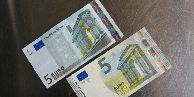 Bëni kujdes, tash edhe 5 euro po qarkullojnë false: Policia gjen 2 prej tyre në Fushë Kosovë