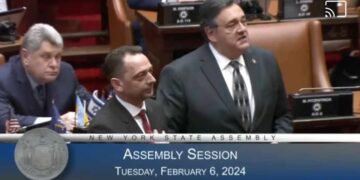 Fadil Nura mirëpritet si musafir i veçantë në Asamblenë e New York-ut, përshendetet nga kryetari i këtij institucioni