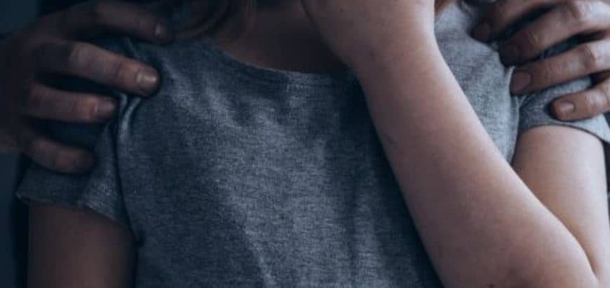 Sulmohet seksualisht një 16 vjeçare në Mitrovicë, i dyshuari në arrati