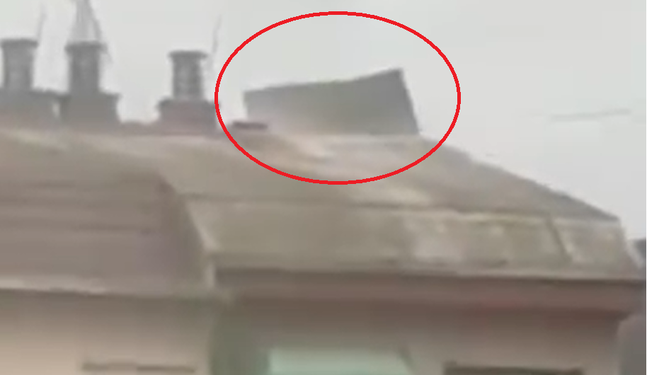 Erëra të forta në Prizren, kulmi i një banese rrezikon të bie (VIDEO)