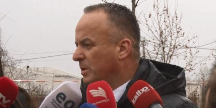 Shkaktohen dëmet e para në Prishtinë nga erërat e forta, drejtori i Sigurisë: Evitoni daljet, sidomos rreth parqeve