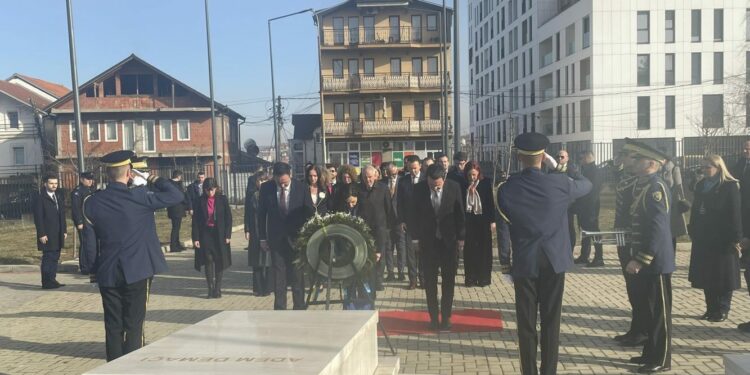 Osmani, Kurti e Konjufca bëjnë homazhe te varri i Rugovës dhe Demaçit