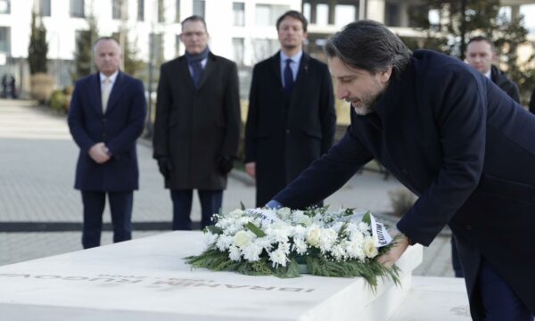 Rama bën homazhe te varri i Rugovës: E nisëm aty ku historia e këtij vendi mori trajtë e jetë