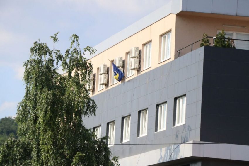 Komuna paralele e Serbisë në Leposaviq vazhdon publikisht ta sfidojë shtetin e Kosovës, ofron dinar dhe hap konkurs