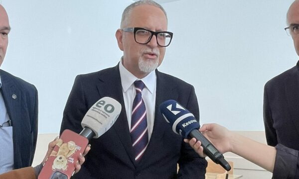 Ministri Vitia inkurajon vajzat e reja të vaksinohen kundër kancerit në qafën e mitrës