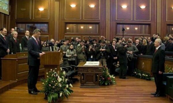 Prapaskenat e seancës së jashtëzakonshme të shpalljes së Pavarësisë së Kosovës