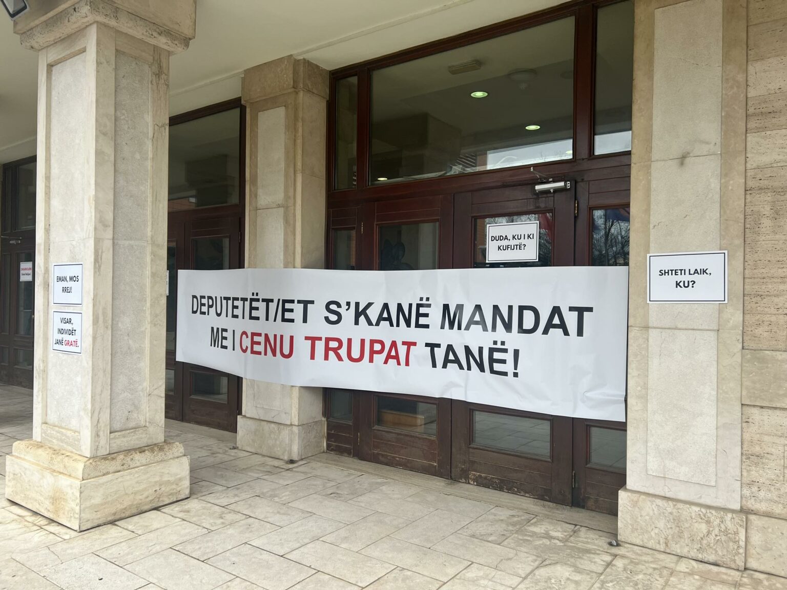 “A e prish familjen IVF në spitale private”, aksion para Kuvendit, shkruhen emrat e deputetëve që po e kundërshtojnë projektligjin