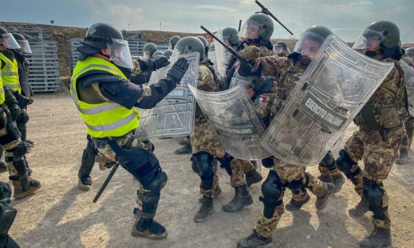 Ushtarët italianë të KFOR-it trajnohen për t’u përballur me turma