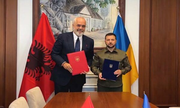 Zelensky arrin sot në Tiranë, në Samitin për Ukrainën Kosova përfaqësohet nga Vjosa Osmani