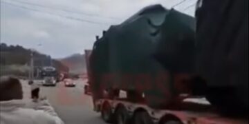 Kamionë me mjete të blinduara ushtarake hyjnë në Kosovë, të shënuara me flamur turk e stemën e KFOR-it