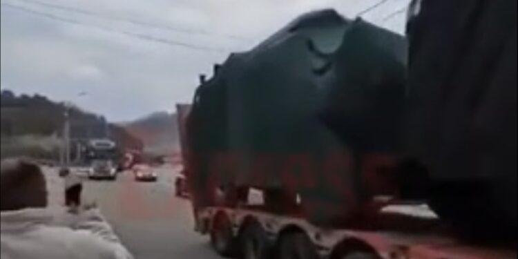 Kamionë me mjete të blinduara ushtarake hyjnë në Kosovë, të shënuara me flamur turk e stemën e KFOR-it