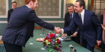 Kurti takohet me liderin opozitar të Irlandës së Veriut, flasin për “rrezikun e mediave sociale në nxitjen e konflikteve mes komuniteteve”
