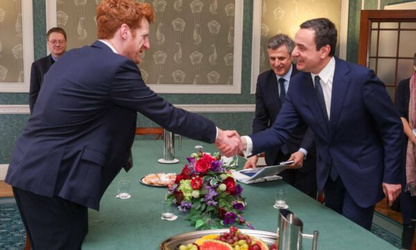 Kurti takohet me liderin opozitar të Irlandës së Veriut, flasin për “rrezikun e mediave sociale në nxitjen e konflikteve mes komuniteteve”