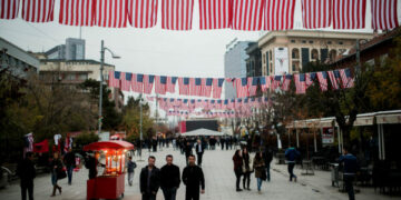 Hovenier flet për aleancën Uashington – Prishtinë, ka një porosi për “individët” që qeverisin me Kosovën
