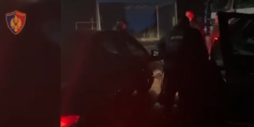 Momenti kur policia shqiptare shtrin përtokë anëtarët e grupit kriminal nga Kosova