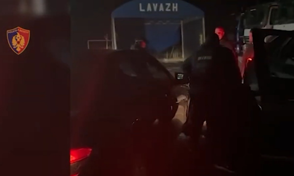 Momenti kur policia shqiptare shtrin përtokë anëtarët e grupit kriminal nga Kosova