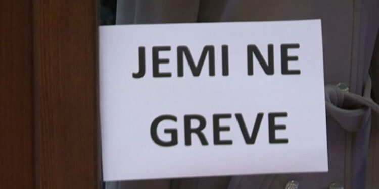 Pagat e ulëta: Sot hyjnë në grevë punëtorët teknikë të disa shkollave në Prishtinë