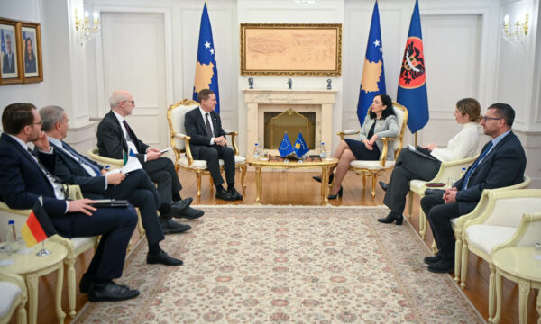 Osmani flet me ambasadorët për dinarin: Suksesi varet nga niveli i bashkëpunimit me aleatët