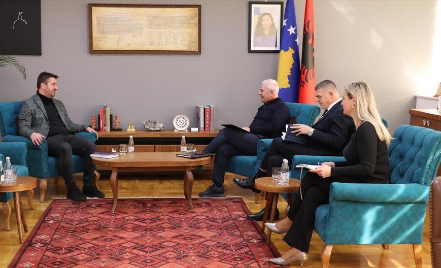 Krimet e kryera gjatë luftës në Kosovë, Sveçla pret në takim Hetemin