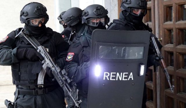 Këta janë tre kosovarët e arrestuar në Tiranë për trafikim të armëve dhe lëndëve eksplozive në Shqipëri