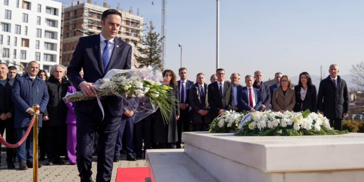 Abdixhiku bën homazhe te varri i Rugovës: Presidenti historik i cili themeloi e udhëhoqi lëvizjen më të madhe shqiptare për liri e pavarësi