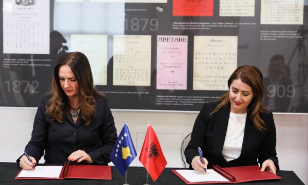 Vendimi i përbashkët Shqipëri-Kosovë, Manastirliu-Nagavci firmosin tekstin e unifikuar të gjuhës shqipe për diasporën