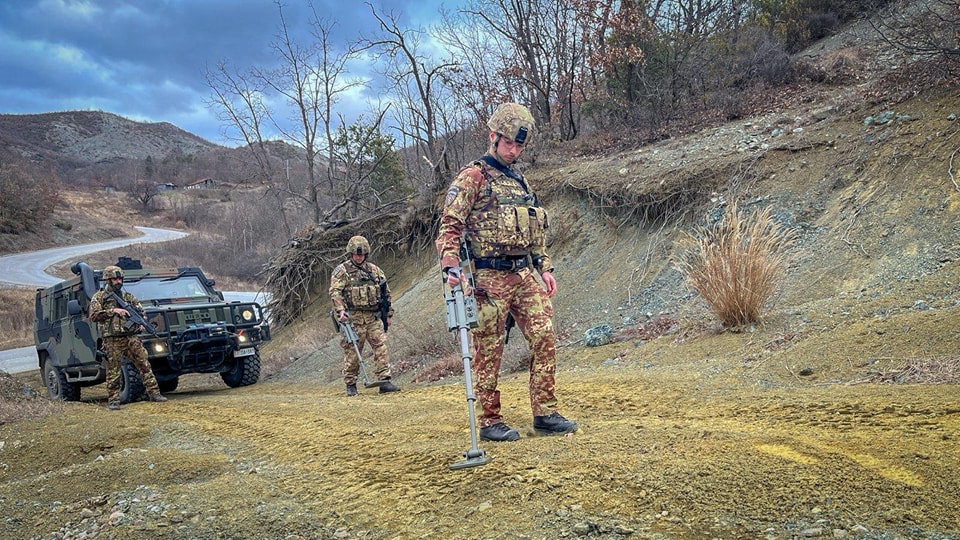 KFOR-i kryen patrullë sigurie përgjatë vijës kufitare