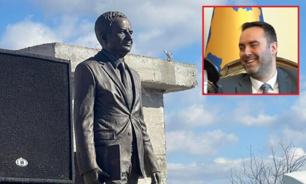 Konjufca qeshet kur flet për shtatoren e Kurtit në Peran, përmend rastin e Ahmet Zogut, e citon edhe Demaçin