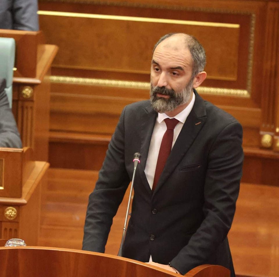 Deputeti i LVV-së u përgjigjet SHBA-së e BE-së: Kosova po e merr veten, kjo duhet t’i gëzoj miqtë tanë
