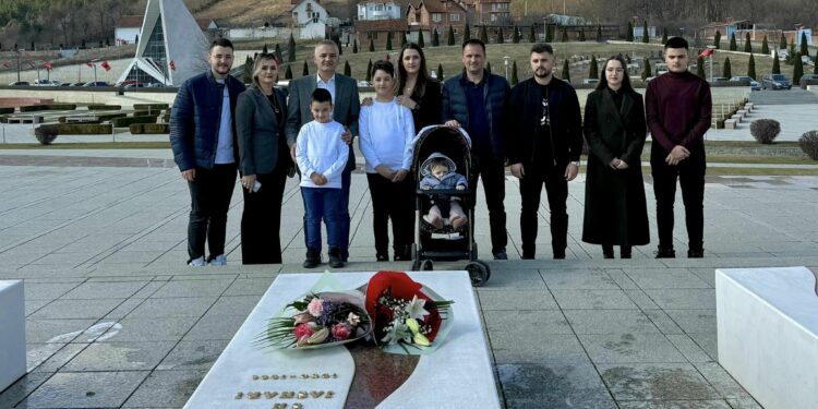 Bekimi e Besarta vendosin kurora lulesh pranë varrit të Hamëz Jashari, në ditëlindjen e 74-të të heroit