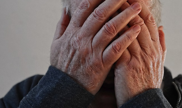 Kërcet grushti në një familje në Gjakovë: Djali e rrah babanë 71-vjeçar për shkak të pronës
