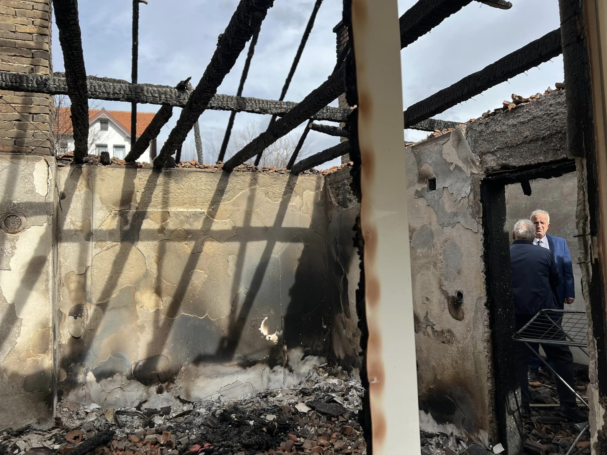Digjet shtëpia në Suharekë, kryetari ka një thirrje për të gjithë