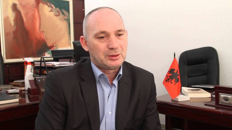 Humolli: E mbështesin Radojçiqin në Kuvend, ndërsa godasin veteranët