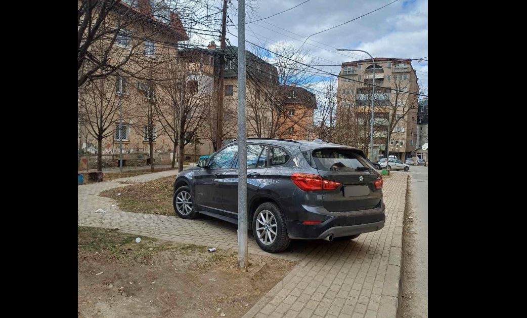 Prishtinë: 100 euro gjobë për qytetarët që kanë parkuar veturën në gjelbërim