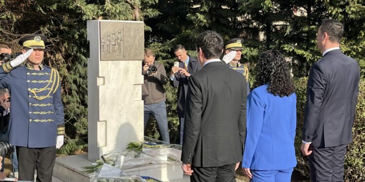 Krerët e Shtetit bëjnë Nderime te Monumenti i të Pagjeturve