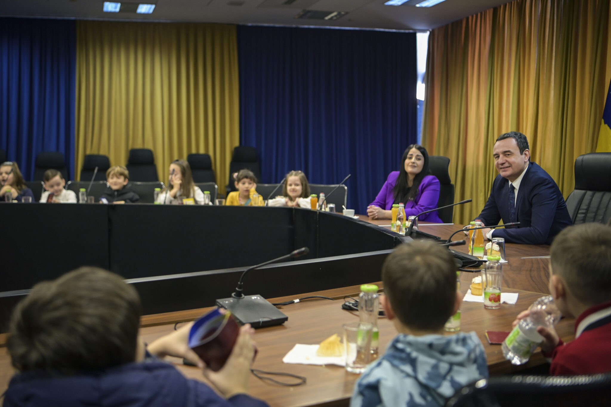 Kurti në takim me nxënës: I lumtur që po iu shërbej si kryeministër