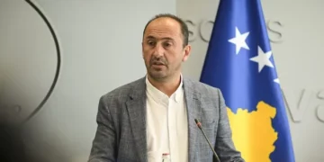 Ministria e Liburn Aliut kontrakton me tender dhjetë ekspertë, vlera mbi 100 mijë euro në vit