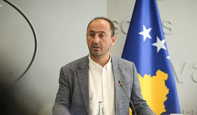 Ministria e Liburn Aliut kontrakton me tender dhjetë ekspertë, vlera mbi 100 mijë euro në vit