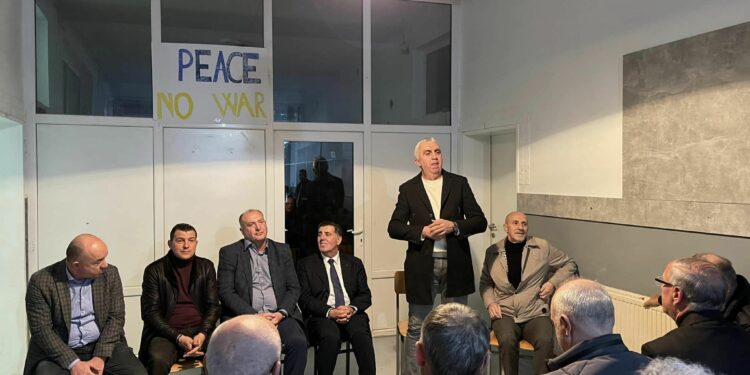 Lutfi Haziri thumbon Kryetarin e Gjilanit para mbështetësve: Qeverisje e lloçit, mykut, mospunës