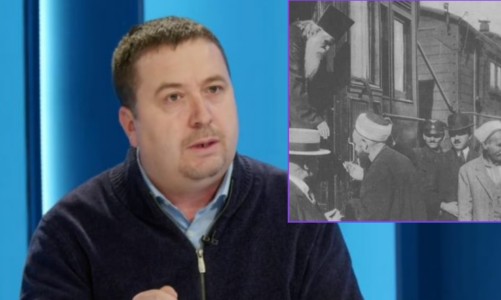 Latifi publikon fotografi të vitit 1924, Hoxha i puthë dorën kryepopit serb Dimitrije