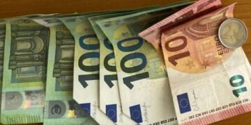 29 vjeçari i dorëzon paratë që i gjeti në rrugë, Policia kërkon nga pronari të paraqitet në stacion
