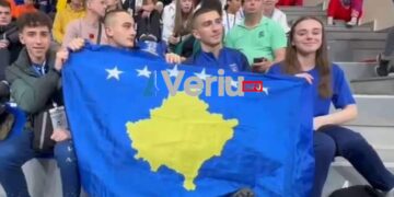 PAMJE KRENARIE: Momenti kur flamuri i Kosovës valvitet në kryeqytetin e Gjeorgjisë (VIDEO)
