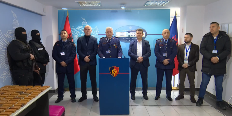 Policia arreston 3 të rinj nga Gjilani, trafikonin lëndë eksplozive nga Kosova në Shqipëri, dy tjerë shpallen në kërkim (Video)