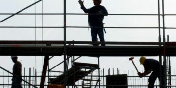 Lëndohen dy burra në Rahovec derisa po ndërtonin një shtëpi, vinçi u shkëput nga pllaka dhe ra në tokë