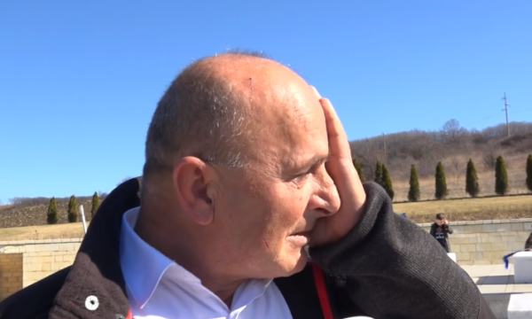 Për herë të parë e vizitoi Prekazin, qytetari përlotet: Çdo shqiptar duhet me e pasë amanetin e tyre në kokë